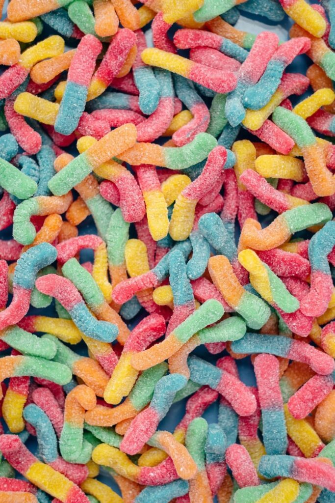 Sour gummy worms