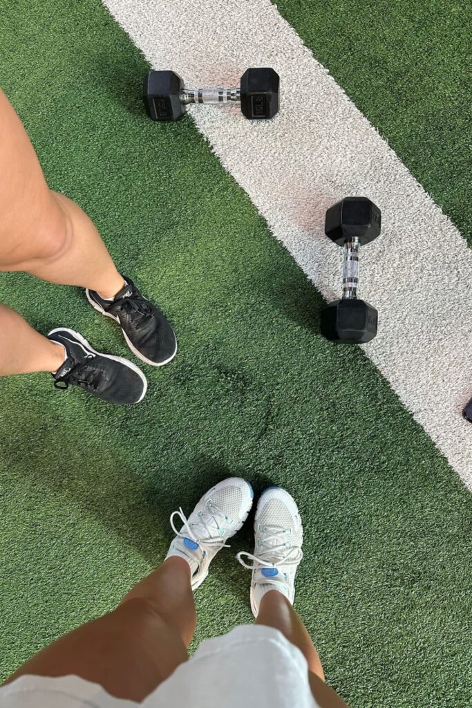 Go to the gym with friends