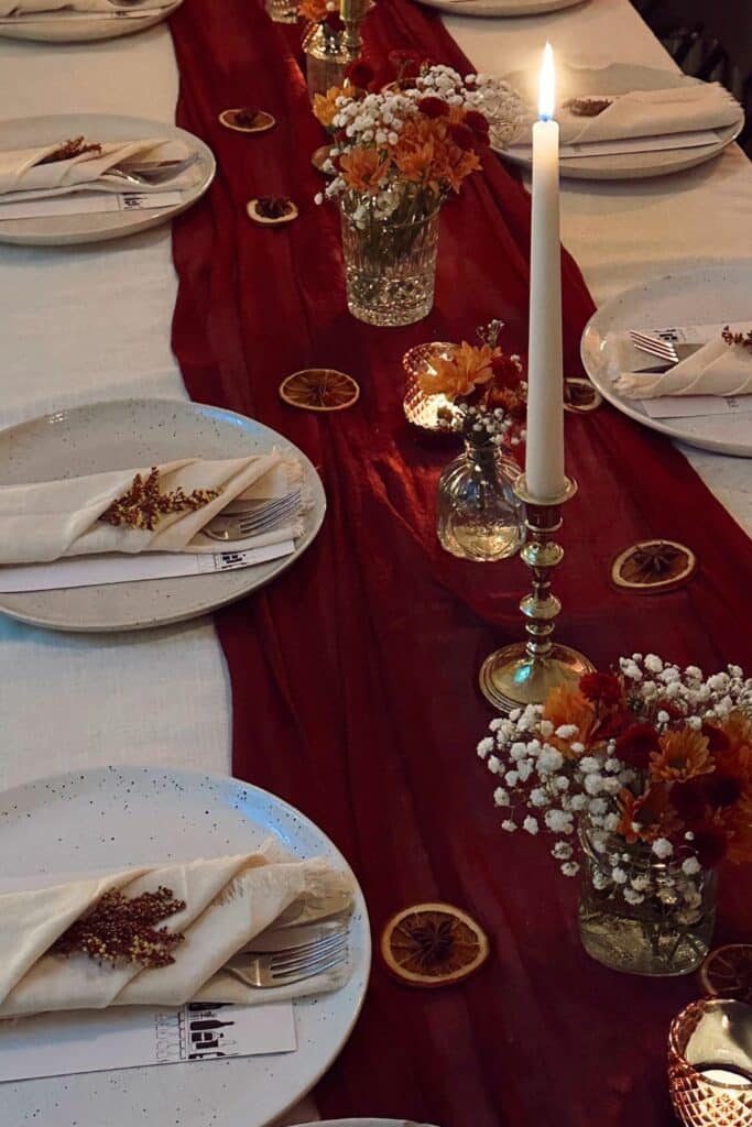 Friendsgiving dinner party